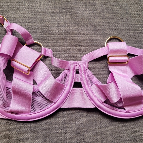 Brand new sexy Victoria Secret bra- 32C - Picture 2 of 4